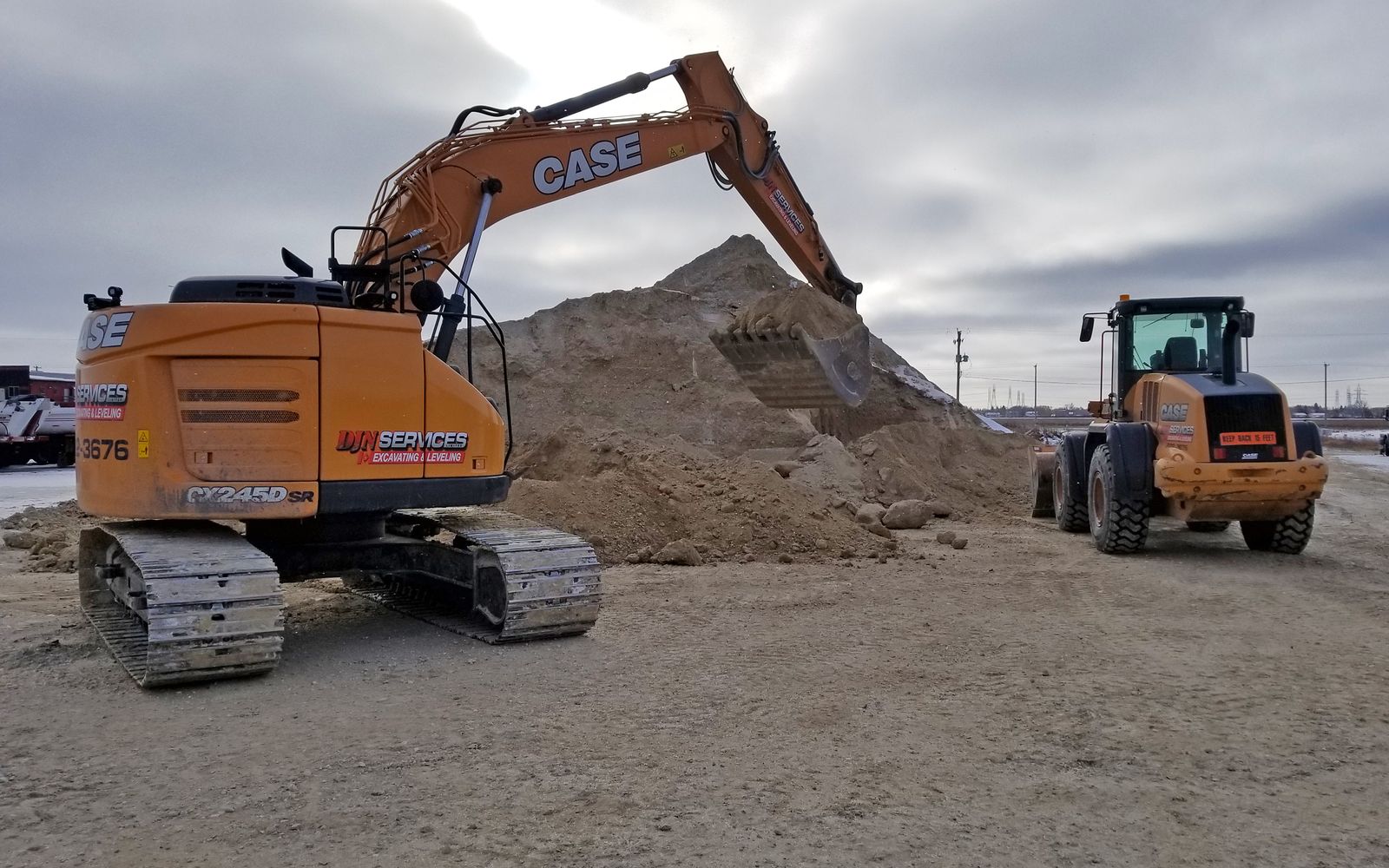 DJN excavator and wheel loader working a stockpile